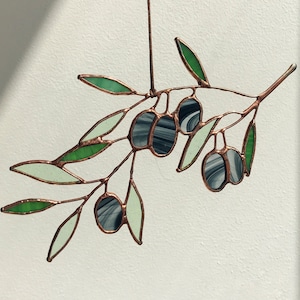 Olive Leaf Stained Glass Suncatcher – Green Glass Window Hanging – Plant Lover Gift – Botanical Home Decor – Nature Inspired Wall Art